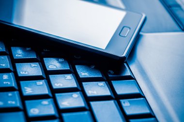 bilgisayar klavye ve mavi güzel bir gölge cep telefonu
