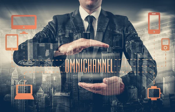 회사의 성능을 향상 시키는 장치 사이 Omnichannel의 개념. 비즈니스에서 혁신적인 솔루션 — 스톡 사진