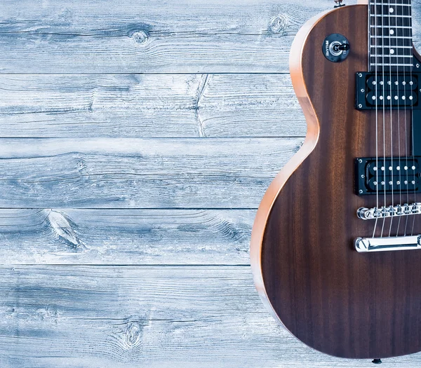 Parte da guitarra elétrica laranja sobre fundo de madeira. Um lugar para escrever o texto . — Fotografia de Stock