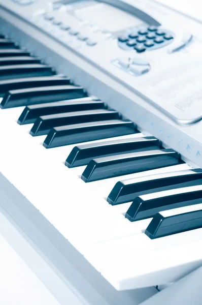 Βασικές ηλεκτρονικό πιάνο closeup. Κλείστε την πρόσθια όψη — Φωτογραφία Αρχείου