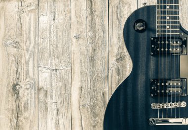 Ahşap arka plan gri elektrik gitarda parçası. Metin yazmak için bir yer.