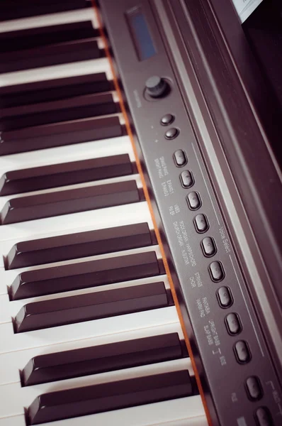 Βασικές ηλεκτρονικό πιάνο closeup. Κλείστε την πρόσθια όψη — Φωτογραφία Αρχείου