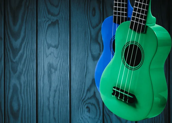 Partie d'une guitare acoustique sur fond de bois bleu . — Photo