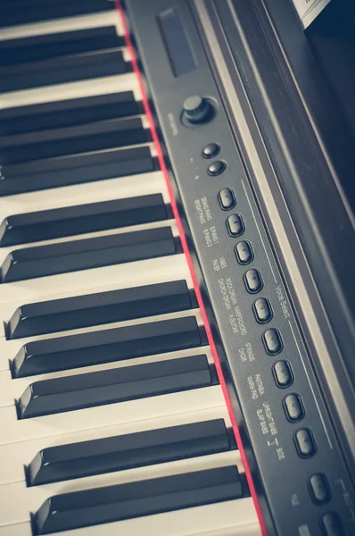 Taste elektronisches Piano Nahaufnahme. Frontalansicht schließen — Stockfoto