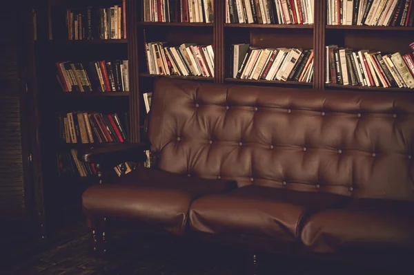 Retro vardagsrum med brunt lädersoffa — Stockfoto
