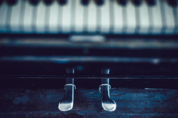 빈티지 스타일에 오래 된 피아노의 일부. — 스톡 사진