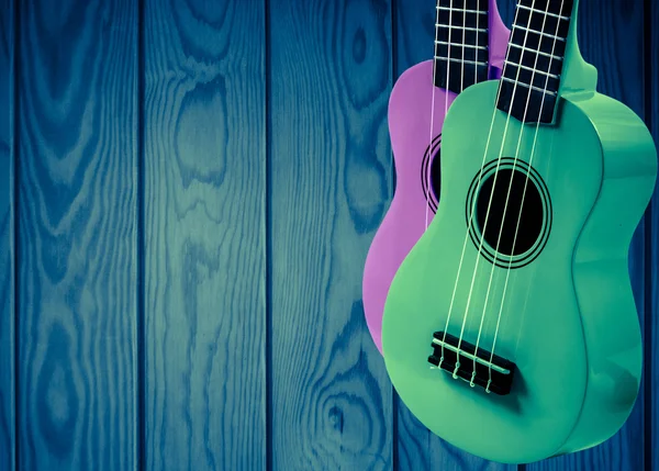 Μέρος της μια ακουστική κιθάρα σε μπλε φόντο ξύλινη. — Φωτογραφία Αρχείου