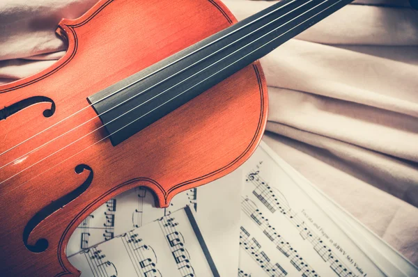 악보 위에 놓여 있는 구식 바이올린, 음악 개념 — 스톡 사진