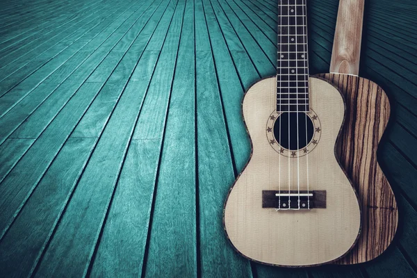 Deel van een blauwe akoestische gitaar op een houten achtergrond. — Stockfoto