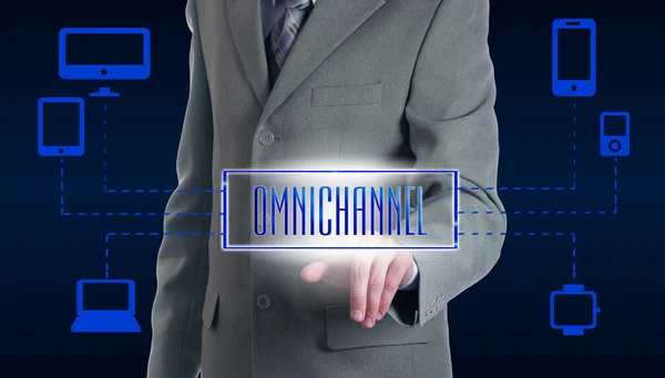 O conceito de Omnichannel entre dispositivos para melhorar o desempenho da empresa. Soluções inovadoras nos negócios — Fotografia de Stock