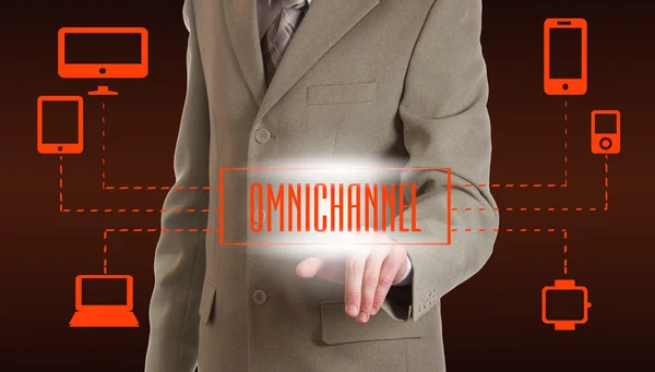 O conceito de Omnichannel entre dispositivos para melhorar o desempenho da empresa. Soluções inovadoras nos negócios — Fotografia de Stock