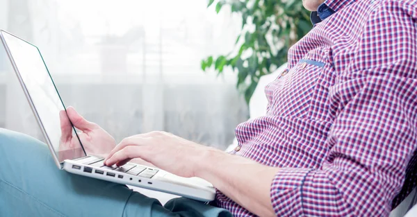 Framgångsrik Risk Manager arbetar Laptop modern Interior Design Loft Office.Men Vintage soffa, med hjälp av modern Smartphone handen Calling.Blurred Background.Business idé startprocessen — Stockfoto