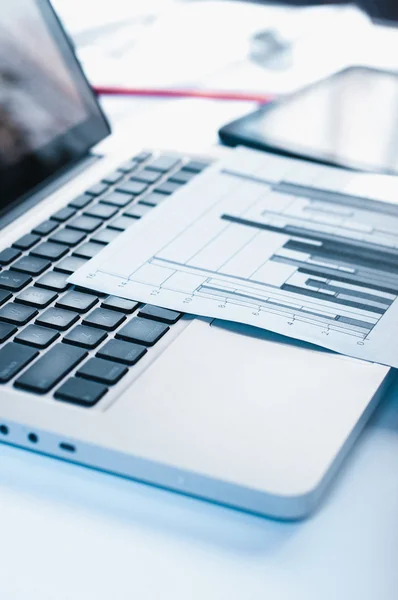 Ticari promosyon dijital pazarlama kavramı reklam. İstatistik geliştirme