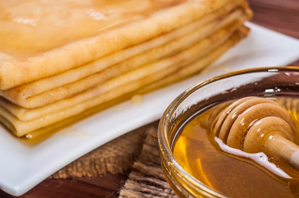 Verse honing met een stapel pannenkoeken of blini 's — Stockfoto