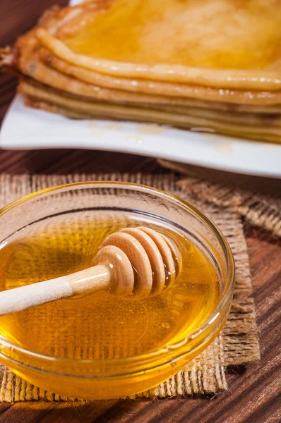 Frischer Honig mit einem Stapel Blinis oder Crêpes — Stockfoto