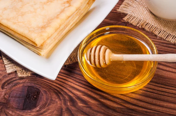 Miel fresca con una pila de blinis o crepes —  Fotos de Stock