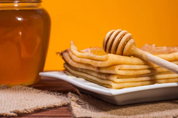 Miel fresca con una pila de blinis o crepes —  Fotos de Stock