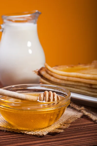 Verse honing met een stapel pannenkoeken of blini 's — Stockfoto