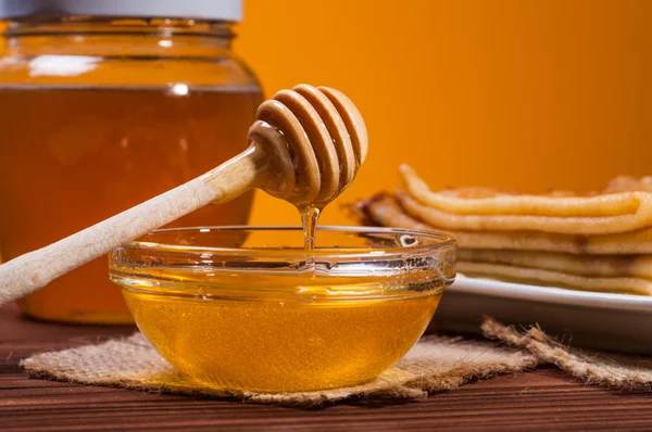 Miel frais avec une pile de blinis ou de crêpes — Photo