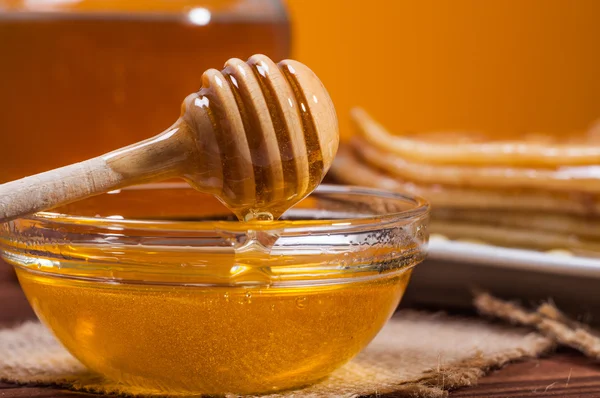 Miel frais avec une pile de blinis ou de crêpes — Photo