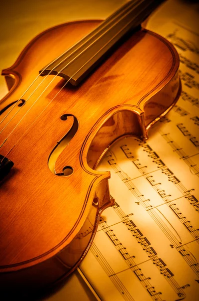 Régi hegedű feküdt a lap a zene, zenei koncepció — Stock Fotó