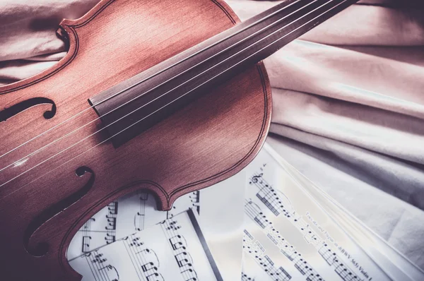 Vieux violon couché sur la feuille de musique, concept de musique — Photo