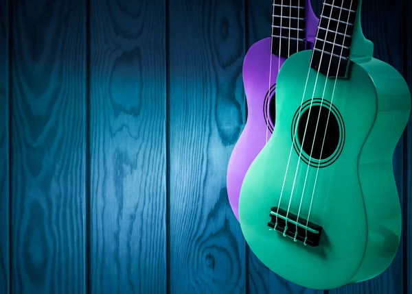 Часть акустической гитары на сером деревянном фоне . — стоковое фото