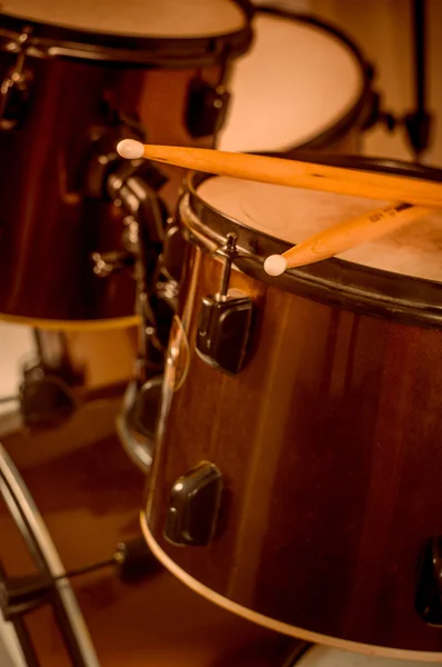 Image conceptuelle des tambours. Image de tambours et pilons couchés sur tambour de caisse claire . — Photo