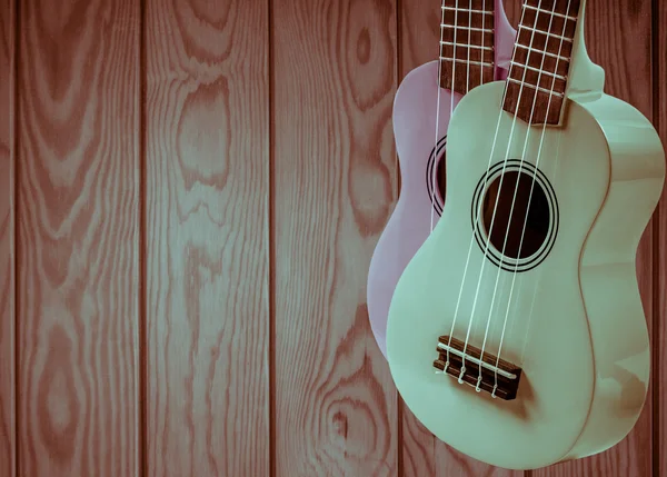 En del af en akustisk guitar på en grå træ baggrund . - Stock-foto