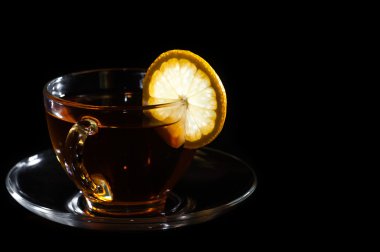 çay Kupası limon siyah arka plan üzerine