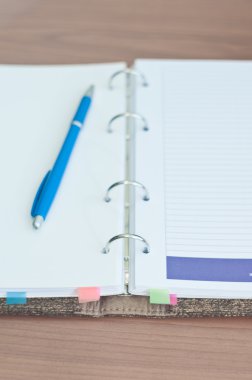 kişisel düzenleyici ve kalem ofis masasında.