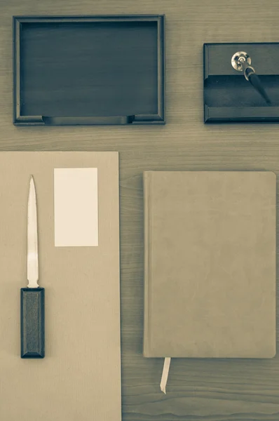 Persönlicher Organisator oder Planer aus Luxusleder mit einem Buchstaben auf Holzgrund — Stockfoto