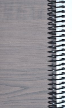 ahşap arka plan üstünde belgili tanımlık defter parçası