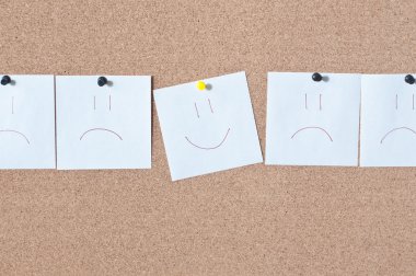 Beyaz hatırlatma yapışkan not mantar pano boş alanı metin için gülümse