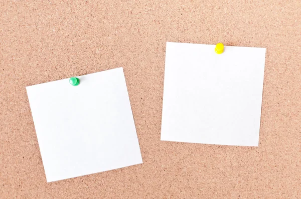 Recordatorio blanco nota adhesiva en el tablero de corcho espacio vacío para el texto — Foto de Stock