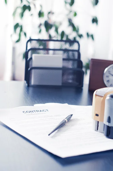 Kontrakt på trä skrivbord med klocka och reservoarpenna — Stockfoto