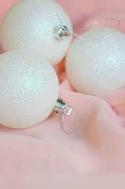 Pembe bir arka plan üzerinde beyaz yeni yıl ve Noel topları