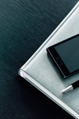 Telefon siyah bir arka plan üzerinde planlayıcısı