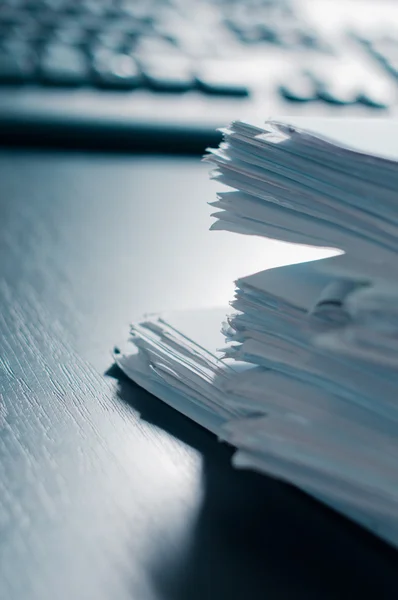 Ofis Masaları üzerinde kağıt destesi