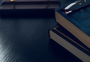 kazık kitap ve okuma alışkanlığı ya eğitim kavramı simgeleyen gözlük