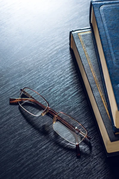 Pila de libros y vasos que simbolizan el concepto de hábito de lectura o estudio — Foto de Stock