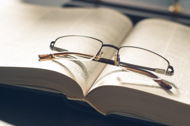 resmi bir yığın kitap ve gözlük retro etkisi ile