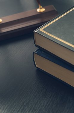 ahşap güverte tablo ve grunge zemin üzerine eski kitaplar Vintage