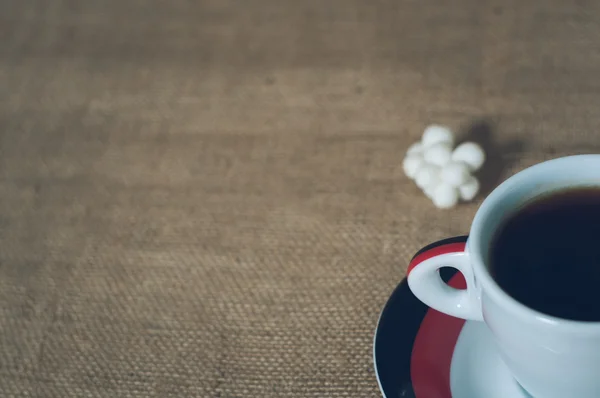 Чашка гарячого напою з кавовими зернами — стокове фото
