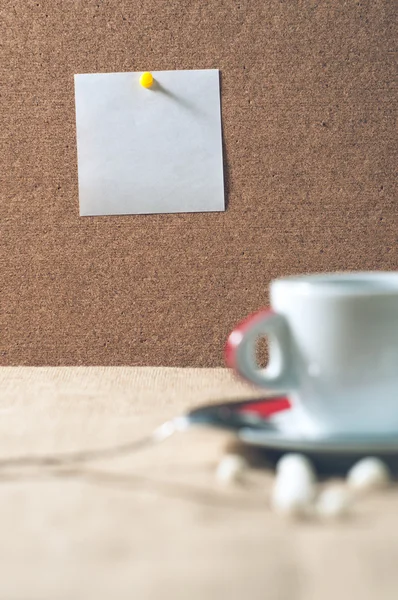 Kopp varm dryck med kaffe bönor — Stockfoto