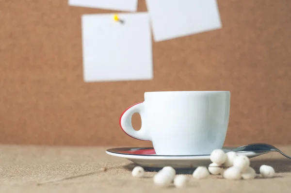Чашка гарячого напою з кавовими зернами — стокове фото