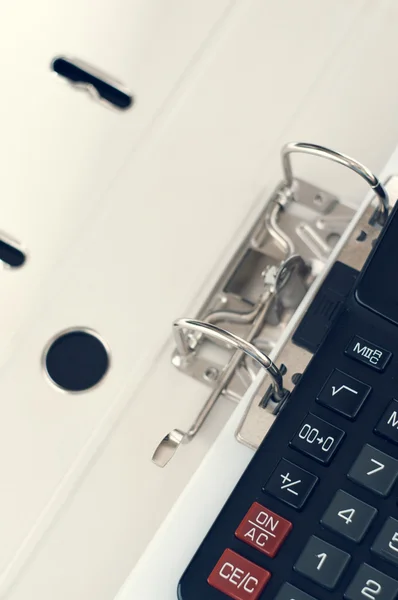 Fondo de negocios con calculadora pluma y teléfono negro — Foto de Stock