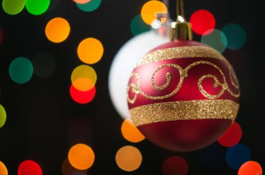 Yeni yıl ve Noel topları arka plan bokeh koniler ile