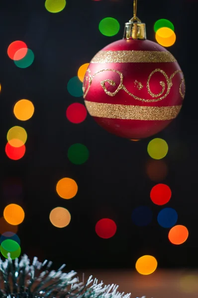 Nieuwjaar en Kerstmis ballen met kegels op de achtergrond bokeh — Stockfoto
