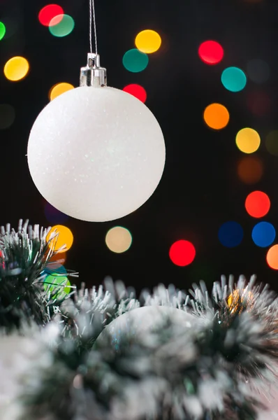 Nieuwjaar en Kerstmis ballen met kegels op de achtergrond bokeh — Stockfoto